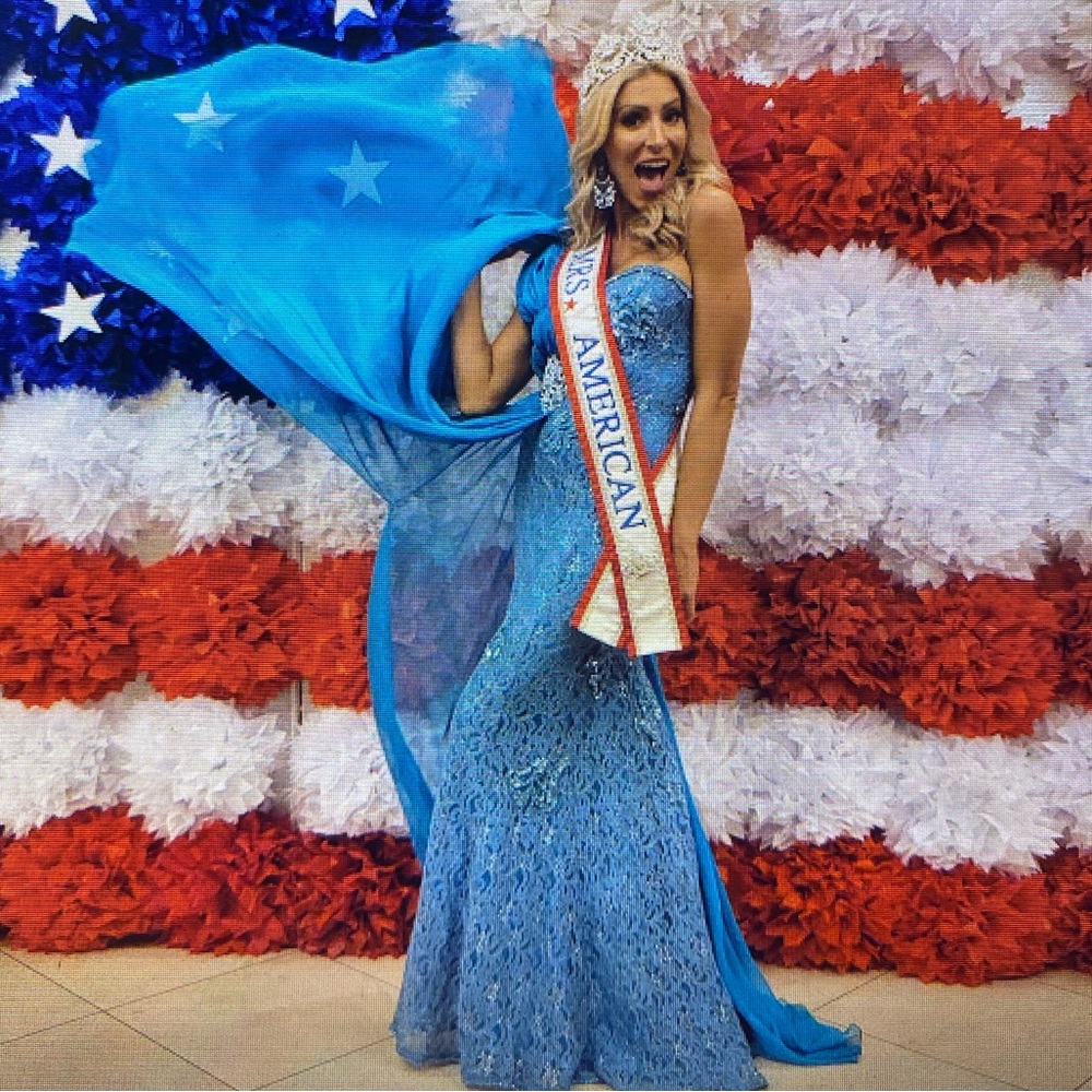 BRAND:Terani Couture  COLOR:Blue  SIZE:4